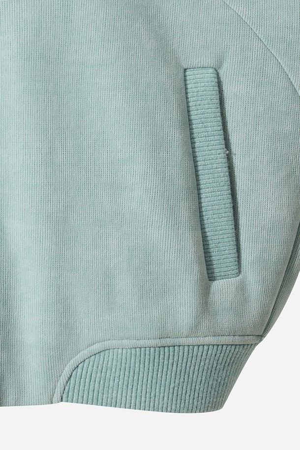 여성용 스테이웜 후드 집업 재킷(L.SKYBLUE)은 추운 겨울에도 따뜻하게 몸을 감싸주는 캐주얼 스타일의 아우터입니다. 부드러운 촉감의 폴리에스테르 소재로 제작되어 편안한 착용감을 선사하며, 두꺼운 두께감으로 보온성을 높였습니다. 라이트 스카이 블루 컬러와 무지 디자인이 어우러져 미니멀하면서도 세련된 분위기를 연출합니다. 긴 소매와 후드, 집업 여밈 방식은 활동성을 더하고 다양한 스타일링을 가능하게 합니다. 일상에서 편안하게 즐겨 입을 수 있는 실용적인 겨울철 필수 아이템입니다.
