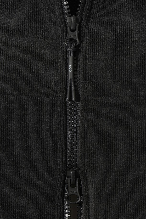 여성) 스테이웜 후드 집업 재킷(D.CHARCOAL GREY)은 가을과 겨울에 따뜻하게 입을 수 있는 여성용 후드 집업 재킷입니다. 짙은 차콜 그레이 컬러의 무지 디자인으로, 캐주얼, 스포티, 미니멀 스타일을 연출하기 좋습니다. 부드러운 촉감의 두꺼운 폴리에스테르 소재로 제작되어 보온성이 뛰어나며, 일상 및 집콕, 산책룩에 모두 잘 어울립니다. 레귤러핏 크롭 기장의 긴 소매 집업 자켓으로 편안하게 착용할 수 있습니다.
