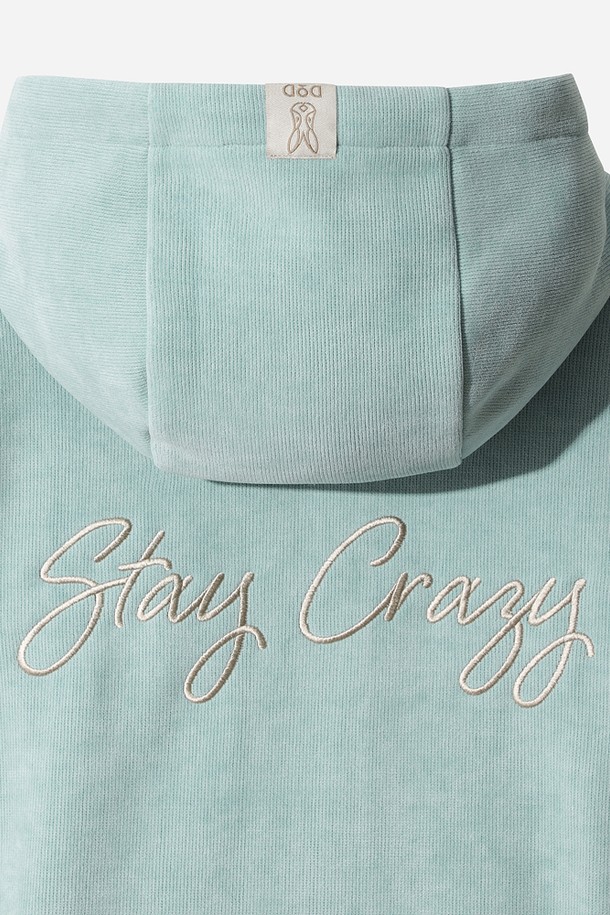 유니) 스테이웜 후드 집업 재킷(L.SKYBLUE)은 캐주얼, 스포티, 미니멀 스타일을 추구하는 유니섹스 고객을 위한 아우터입니다. 라이트 스카이블루 컬러의 무지 디자인으로, 가을, 겨울 시즌에 적합하며 일상, 캠핑룩, 등산룩에 활용하기 좋습니다. 두꺼운 두께감과 부드러운 촉감, 긴 소매 기장이 특징이며, 보온성을 위한 후드 타입의 집업 자켓입니다. 레귤러핏으로 편안하게 착용 가능하며, 뛰어난 보온 기능을 제공합니다.
