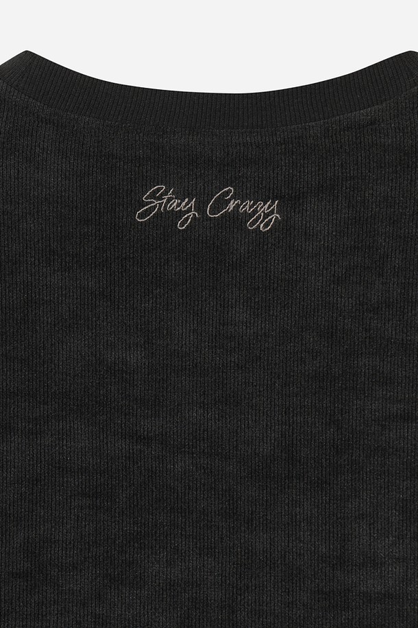 유니) 스테이웜 에센셜 맨투맨(D.CHARCOAL GREY)은 다크차콜그레이 컬러의 유니섹스 맨투맨입니다. 가을, 겨울 시즌에 적합하며, 일상 및 스포츠 활동 모두에 활용 가능합니다. 부드러운 면 소재에 두꺼운 두께감과 기모 안감으로 보온성을 높였습니다. 레귤러핏 라운드넥 디자인에 무지 패턴으로 스포티하면서도 미니멀한 스타일을 연출하며, 출근룩이나 캠핑룩으로 활용하기 좋습니다. 스테이웜 기능성으로 따뜻함과 편안함을 동시에 느낄 수 있습니다.
