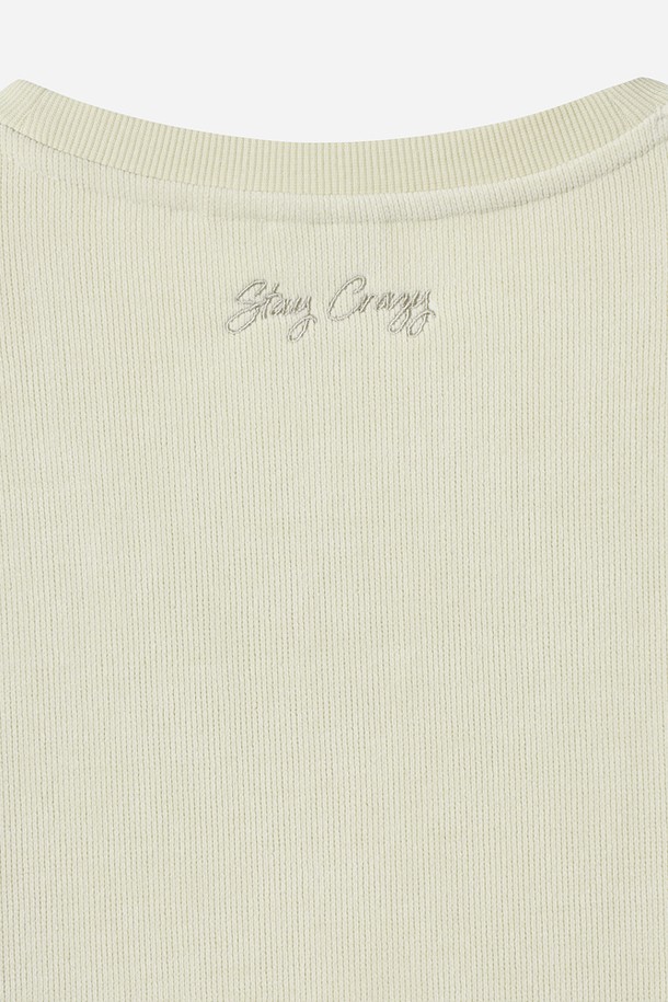 유니) 스테이웜 에센셜 맨투맨(IVORY DARK)은 가을, 겨울 시즌에 따뜻하게 착용할 수 있는 유니섹스 맨투맨입니다. 아이보리 컬러의 무지 디자인으로, 베이직하고 스포티한 스타일을 연출하기 좋습니다. 두꺼운 두께감과 부드러운 촉감의 면 소재에 기모 안감으로 보온성을 높였습니다. 레귤러핏 라운드넥 디자인으로, 출근룩이나 캠핑룩 등 다양한 TPO에 캐주얼, 미니멀, 스포티하게 활용할 수 있습니다. 스테이웜 기능으로 추운 날씨에도 따뜻함을 유지해줍니다.
