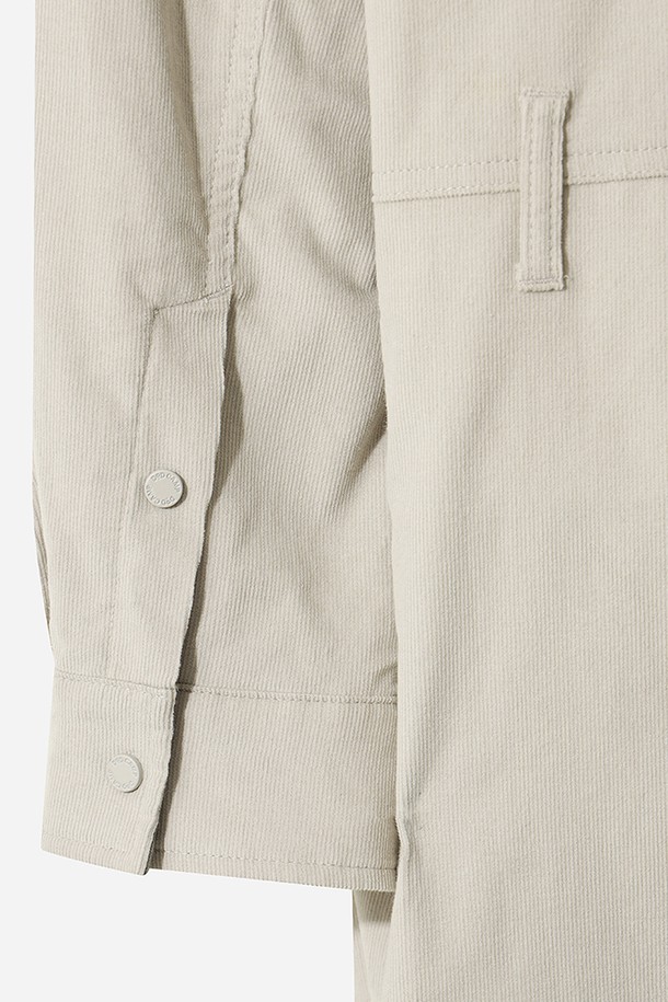 부드러운 코듀로이 소재의 여성 셔츠 원피스입니다. 아이보리 컬러에 무지 디자인으로, 캐주얼하면서도 베이직한 스타일을 연출합니다. 넉넉한 레귤러핏과 미디엄 기장으로 편안하게 착용 가능하며, 카라와 긴 소매, 포켓 디테일이 특징입니다. 봄, 가을 시즌에 활용하기 좋으며, 뻣뻣한 촉감과 두꺼운 두께감으로 안정감을 줍니다. 클래식하고 미니멀한 무드를 더해 일상복으로 손색없습니다.
