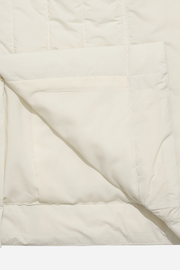 포근함과 스타일을 모두 갖춘 여성 에어로겔 패딩 스커트(아이보리)입니다. 뛰어난 보온성을 자랑하는 에어로겔 충전재를 사용하여, 겨울철에도 따뜻하고 쾌적하게 착용할 수 있습니다. A라인 핏과 미니멀한 디자인으로 캐주얼, 고프코어 스타일 모두 소화 가능하며, 산책룩이나 여행룩에 잘 어울립니다. 가볍고 부드러운 나일론, 폴리에스터 혼방 소재로 제작되어 편안한 착용감을 선사하며, 전면 포켓 디테일로 실용성을 더했습니다. 우수한 단열성으로 체온을 안정적으로 유지해주는 기능성 패딩 스커트입니다.
