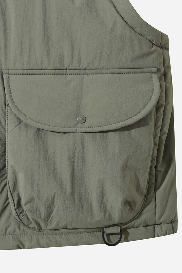 여성) 에어로겔 패딩 베스트(L.CHARCOAL GREY)는 겨울철 보온성을 책임지는 캐주얼 스타일의 패딩 베스트입니다. 
차콜 그레이 컬러의 무지 디자인으로 어떤 룩에도 쉽게 매치할 수 있으며, 일상과 아웃도어 활동 모두에 적합합니다. 
HEATLOCK AERO AEROGEL 기술을 적용하여 뛰어난 단열 및 경량성을 자랑하며, 부드러운 촉감의 안감과 두꺼운 두께감으로 따뜻함을 더했습니다. 
플리스 탈부착이 가능하며, 아웃포켓 디자인으로 실용성을 높였고, 스커트와 셋업하여 다양한 스타일을 연출할 수 있습니다. 
캠핑룩, 미니멀, 클래식 스타일을 즐겨 입는 여성분들께 추천합니다.
