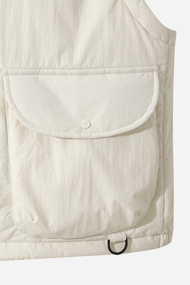 여성) 에어로겔 패딩 베스트(아이보리)는 일상 및 아웃도어 활동에 적합하며, 캐주얼과 스포티한 스타일을 연출합니다. 뛰어난 보온성과 단열성을 제공하는 에어로겔 충전재와 HEATLOCK AERO AEROGEL 기술을 적용하여 체온을 안정적으로 유지시켜줍니다. 부드러운 촉감의 나일론, 아크릴, 폴리에스터, 모 혼방 소재로 제작되었으며, 두꺼운 두께감으로 겨울철에도 따뜻하게 착용 가능합니다. 플리스 소재 탈부착이 가능하며, 아웃포켓 디자인으로 실용성을 높였습니다. 캠핑룩에 활용하기 좋은, 미니멀한 디자인의 패딩 베스트입니다.
