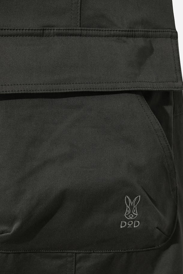 여성) 유틸리티 오버롤 원피스(D.CHARCOAL GREY)는 캐주얼, 미니멀, 워크웨어 스타일을 아우르는 오버롤 원피스입니다. 다크차콜그레이 색상으로, 봄, 가을에 데일리룩이나 캠핑룩으로 활용하기 좋습니다. 면과 폴리우레탄 혼방 소재로 제작되어 편안한 착용감을 선사하며, 신축성 있는 원단과 스퀘어넥 디자인으로 활동성을 높였습니다. 어깨 스트랩 조절이 가능하며, 실용적인 포켓 디테일이 돋보입니다. 오버핏으로 편안하게 착용할 수 있는 민소매 원피스입니다.
