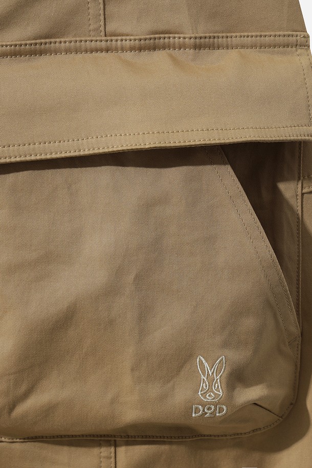 여성) 유틸리티 오버롤 원피스(TAN)는 데일리룩과 캠핑룩에 활용하기 좋은 오버롤 원피스입니다. 스퀘어넥 디자인에 민소매 기장으로 시원하게 착용 가능하며, 레귤러핏으로 편안한 착용감을 선사합니다. 면과 폴리우레탄 혼방 소재로 제작되어 신축성이 뛰어나 활동성을 높였습니다. 조절 가능한 어깨 스트랩과 실용적인 디테일이 돋보이며, 무지 디자인과 깔끔한 실루엣으로 미니멀, 워크웨어 스타일을 연출할 수 있습니다. 봄, 여름, 가을 시즌에 활용하기 좋은 아이템입니다.
