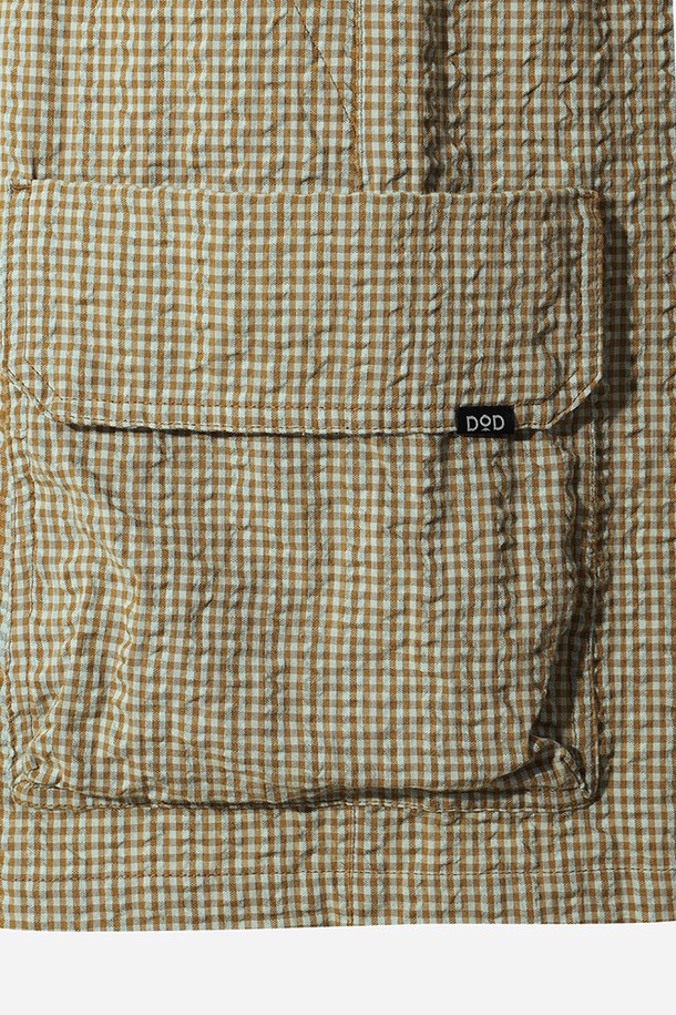 유니) 올데이체크 반바지(BROWN)는 여름철 시원하게 입기 좋은 캐주얼 반바지입니다. 브라운 컬러의 체크 패턴이 돋보이며, 레귤러핏과 세미오버 핏으로 편안한 착용감을 선사합니다. 통기성이 우수한 시어서커 소재로 제작되어 쾌적함을 유지하며, 아웃포켓 디테일로 실용성을 더했습니다. 가볍고 몸에 달라붙지 않아 캠핑, 여행, 휴가 등 다양한 TPO에 활용하기 좋습니다. 미니멀, 리조트 스타일을 즐기는 분들께 추천합니다.
