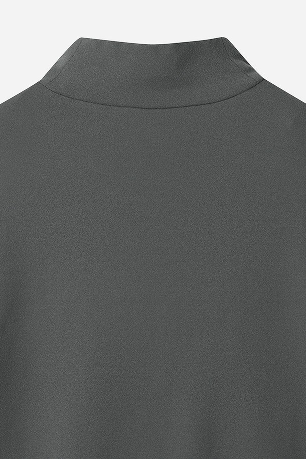 남성용 에센셜 모크넥 긴팔 티셔츠(CHARCOAL)입니다. 가을, 겨울 시즌에 어울리는 차콜 색상의 레귤러핏 긴팔 티셔츠로, 베이직하고 스포티한 스타일을 연출합니다. 출근룩은 물론 일상생활과 스포츠 활동에도 적합하게 디자인되었습니다. 모크넥 디자인과 무지 패턴으로 미니멀하고 세련된 느낌을 선사하며, 레귤러 기장으로 편안한 착용감을 제공합니다.
