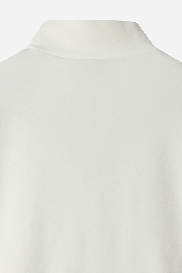 남성용 에센셜 모크넥 긴팔 티셔츠(OFF WHITE 2)입니다. 베이직하고 스포티한 스타일로 일상과 스포츠 활동 모두에 적합합니다. 부드러운 면 소재로 제작되어 흡습성이 뛰어나며, 레귤러핏으로 편안한 착용감을 선사합니다. 오프화이트 컬러의 무지 디자인에 모크넥으로 깔끔함을 더했습니다. 봄, 가을, 겨울 계절에 활용하기 좋은 긴소매 티셔츠입니다.
