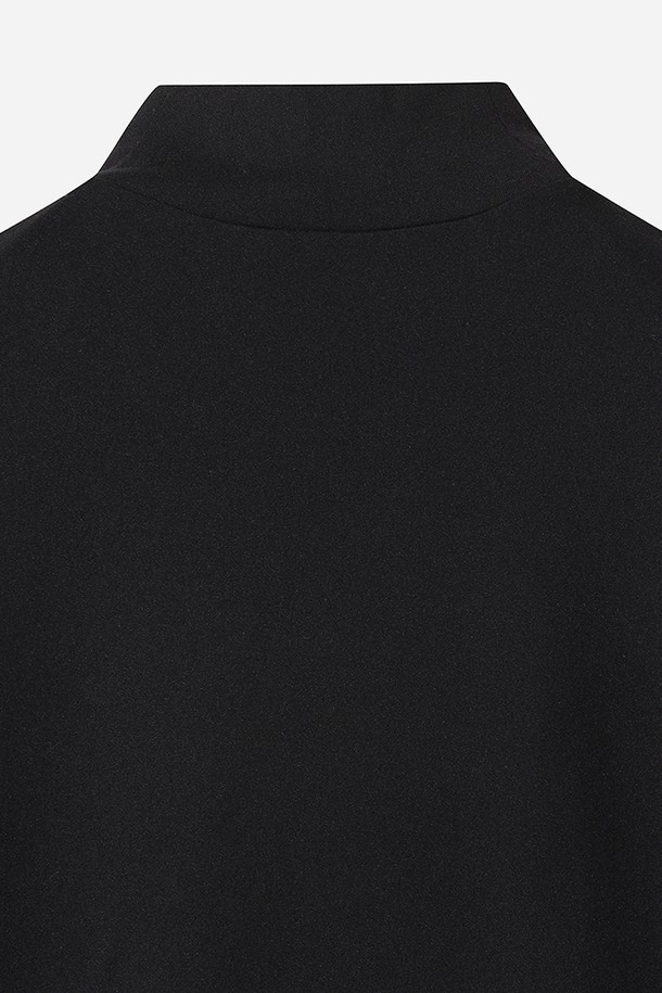 남성용 에센셜 모크넥 긴팔 티셔츠(블랙)입니다. 레귤러핏으로 제작되어 편안한 착용감을 제공하며, 봄, 가을, 겨울 세 계절 모두 활용 가능한 실용적인 아이템입니다. 일상복은 물론, 피트니스룩으로도 적합하여 다용도로 활용할 수 있습니다. 스포티하면서도 미니멀한, 그리고 캐주얼한 스타일을 연출하기 좋습니다. 무지 디자인의 블랙 컬러로 어떤 옷에도 쉽게 매치할 수 있어 활용도가 높습니다.
