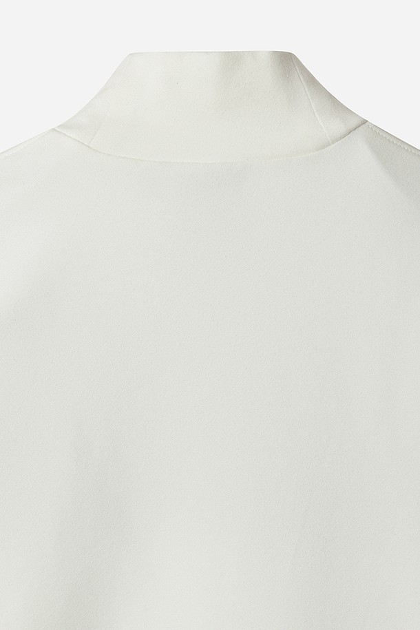 여성용 에센셜 모크넥 긴팔 티셔츠(OFF WHITE 2)입니다. 부드러운 면 소재로 제작되어 편안한 착용감을 선사하며, 레귤러핏으로 제작되어 다양한 체형에 잘 어울립니다. 베이직하고 스포티한 스타일 연출에 용이하며, 봄, 가을, 겨울 시즌에 활용하기 좋습니다. 흡습 기능이 있어 스포츠 활동 시에도 쾌적함을 유지하며, 피트니스룩 또는 산책룩으로 활용하기 좋습니다. 무지 디자인과 오프화이트 컬러로 미니멀하고 세련된 스타일을 완성해 보세요.
