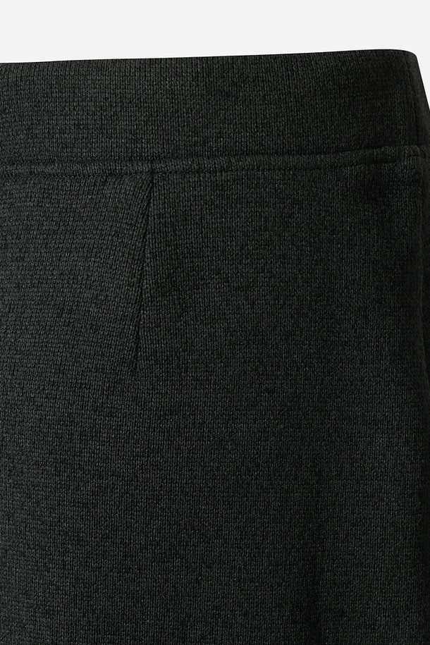 여성) 템프니트 스커트(BLACK)는 가을과 겨울에 어울리는 여성용 니트 스커트입니다. 부드러운 촉감의 두꺼운 니트 소재로 제작되어 따뜻하고 편안한 착용감을 선사합니다. H라인의 레귤러 핏으로 미니멀하고 베이직한 스타일을 연출하며, 일상, 출근룩, 모임룩 등 다양한 TPO에 활용 가능합니다. 무지 디자인의 블랙 컬러로 어떤 상의와도 쉽게 매치하여 클래식하고 캐주얼한 스타일을 완성할 수 있습니다. 템프니트 스커트는 미니멀한 디자인을 선호하는 분들께 추천합니다.
