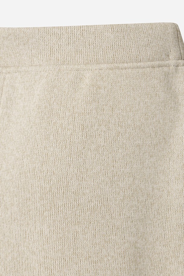 **여성) 템프니트 스커트(아이보리)**

부드러운 촉감의 여성용 템프니트 스커트입니다. 따뜻하고 두꺼운 두께감으로 가을, 겨울에 착용하기 좋으며, H라인 핏으로 레귤러핏을 선사합니다. 미디 기장의 아이보리 컬러 무지 스커트로, 미니멀하고 베이직한 스타일을 연출할 수 있습니다. 벨트 디테일이 있어 출근룩을 포함한 다양한 일상 룩에 활용하기 좋습니다.
