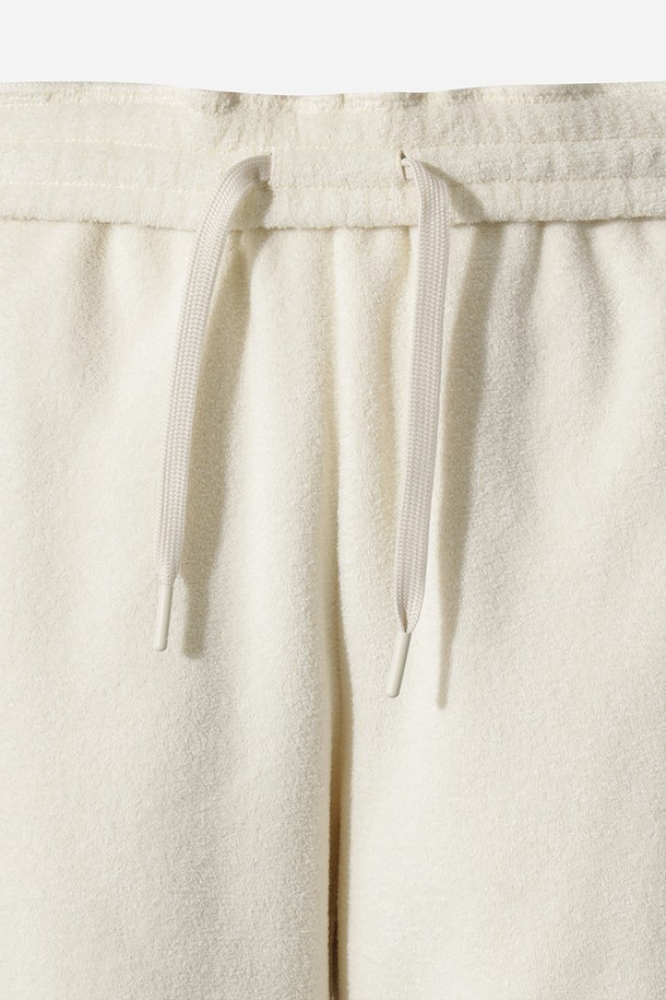 **여성) 테리업 에센셜 팬츠(IVORY)**는 부드러운 테리 소재로 제작되어 편안한 착용감을 선사합니다. 아이보리 컬러의 무지 디자인에 루즈핏으로 제작되어 스포티하면서도 캐주얼한 스타일을 연출합니다. 허리 밴딩과 카고 포켓 디테일이 특징이며, 여름철 휴가룩 또는 피트니스룩으로 활용하기 좋습니다. 활동적인 일상에 미니멀한 감각을 더해주는 반바지입니다.
