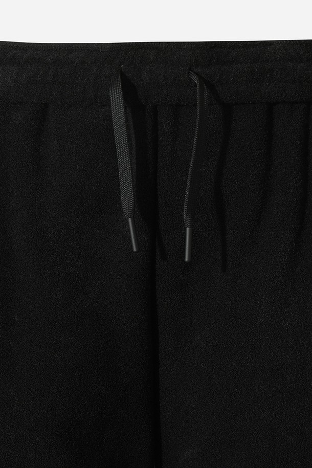 **여성) 테리업 에센셜 팬츠(BLACK)**는 피트니스 활동과 일상생활 모두에 적합한 여성용 반바지입니다. 부드러운 촉감의 폴리에스테르 소재로 제작되어 봄, 여름, 가을 계절에 얇고 편안하게 착용할 수 있습니다. 스포티한 스타일을 연출하며, 무지 디자인과 레귤러핏으로 베이직하면서도 활동적인 느낌을 줍니다. 신축성 있는 밴딩 처리로 편안한 착용감을 제공하며, 피트니스룩을 완성하기에 좋습니다.
