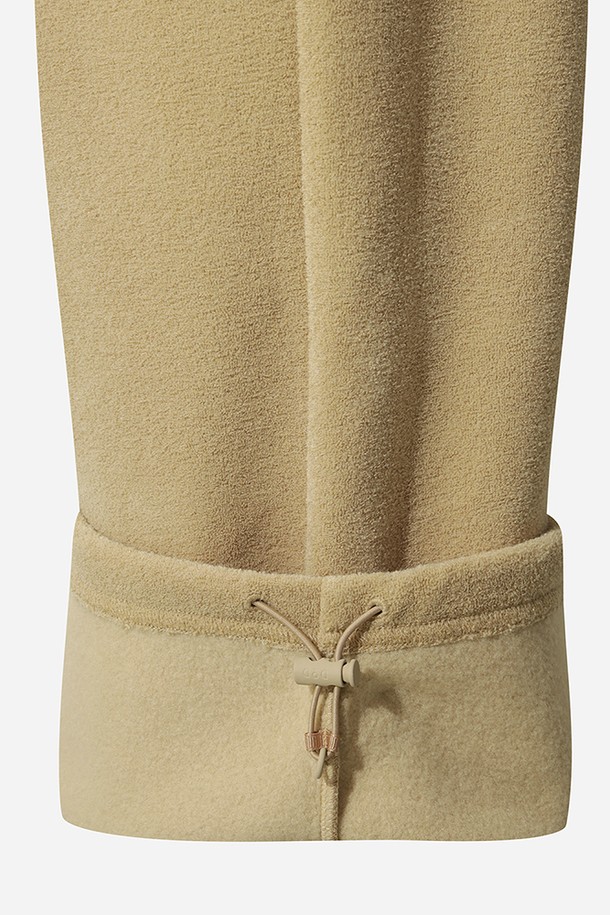 남성 테리업 에센셜 팬츠 남자(TAN)는 부드러운 면 소재로 제작되어 편안한 착용감을 선사하는 반바지입니다. 베이지 색상의 루즈핏 디자인으로, 일상과 스포츠 활동 모두에 활용 가능한 실용적인 제품입니다. 봄, 여름, 가을 계절에 적합하며, 캐주얼, 스포티, 미니멀 스타일을 연출하기 좋습니다. 허리 밴딩 처리와 측면 포켓 디테일이 특징이며, 휴가룩으로도 손색없는 아이템입니다. 얇은 두께감으로 시원하게 즐길 수 있습니다.
