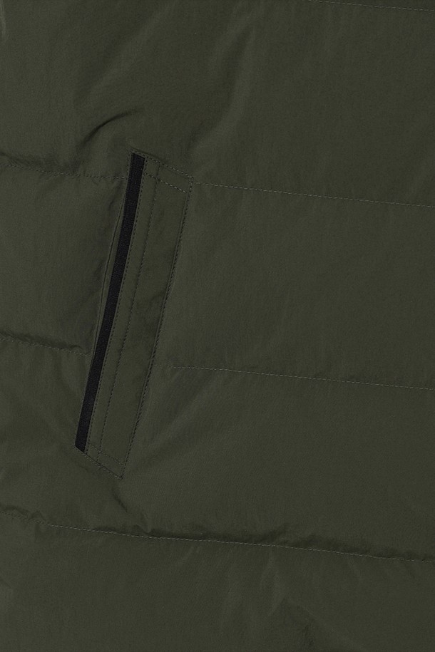 유니(UNI) 코나 라이트 D7 스탠넥 다운 재킷은 일상, 스포츠 활동에 적합한 유니섹스 다운 재킷입니다. 스포티하면서도 캐주얼한 스타일로, 등산룩, 캠핑룩, 고프코어 스타일을 연출하기 좋습니다. 두께감 있는 나일론 소재로 제작되어 부드러운 촉감을 제공하며, 보온성과 경량성을 갖춘 겨울철 필수 아이템입니다. 차분한 카키 컬러와 무지 디자인으로 어떤 옷에도 쉽게 매치할 수 있으며, 크롭 기장과 레귤러핏으로 트렌디한 스타일을 완성합니다. 집업 방식과 긴 소매, 스탠넥 디자인으로 보온성을 높였습니다.
