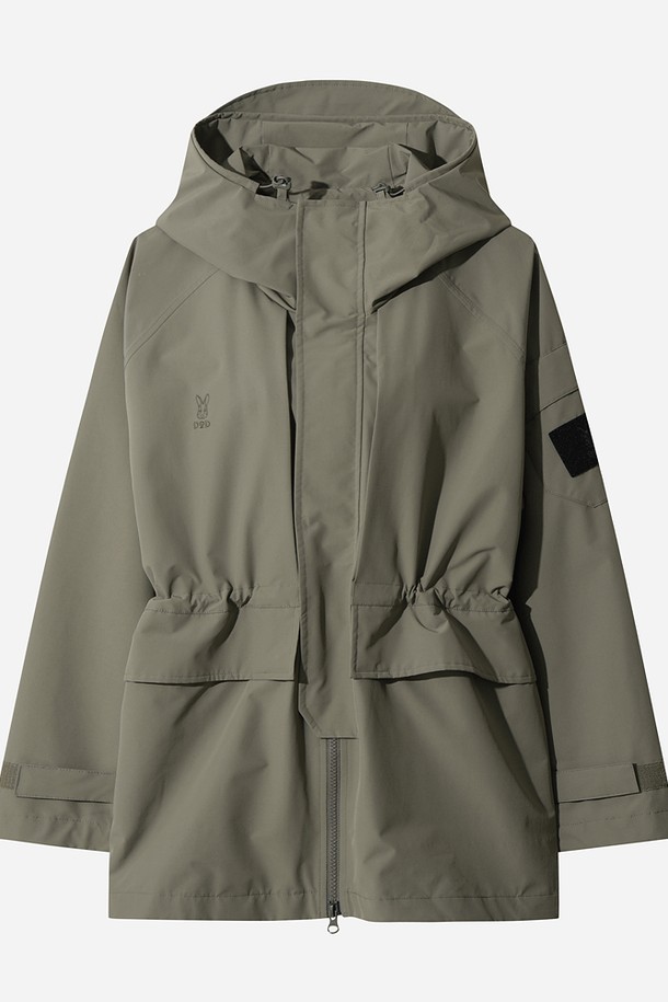 여성) 하우웨더 2L 재킷 (DARK BEIGE)은 하이킹, 아웃도어 활동에 적합한 여성용 자켓입니다. 다크 베이지 컬러의 무지 디자인으로, 봄, 가을 간절기에 활용하기 좋습니다. 레귤러 핏에 얇은 두께감으로 편안하며, 집업 스타일과 후드, 방수 기능이 더해져 스포티한 스타일을 연출합니다. 나일론 소재로 제작되어 방수 및 방풍 기능이 뛰어나고, 긴 소매 기장으로 활동성을 높였습니다. 등산룩, 여행룩, 캠핑룩 등 다양한 TPO에 스포티, 고프코어, 캐주얼 스타일로 코디할 수 있습니다.
