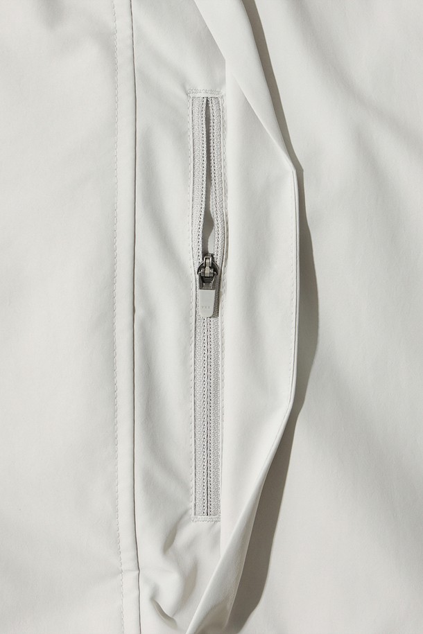 여성용 하우웨더 2L 재킷(아이보리 다크)입니다. 봄, 가을 시즌에 적합하며, 아웃도어 활동과 일상생활 모두에서 활용 가능한 방수, 방풍 기능의 재킷입니다. 레귤러핏으로 편안하게 착용 가능하며, 레귤러 기장의 긴소매 디자인입니다. 아이보리 컬러의 무지 디자인으로 캐주얼, 스포티, 미니멀 스타일을 모두 소화할 수 있습니다. 여행룩, 산책룩에 매치하여 스타일리시하게 연출해보세요.
