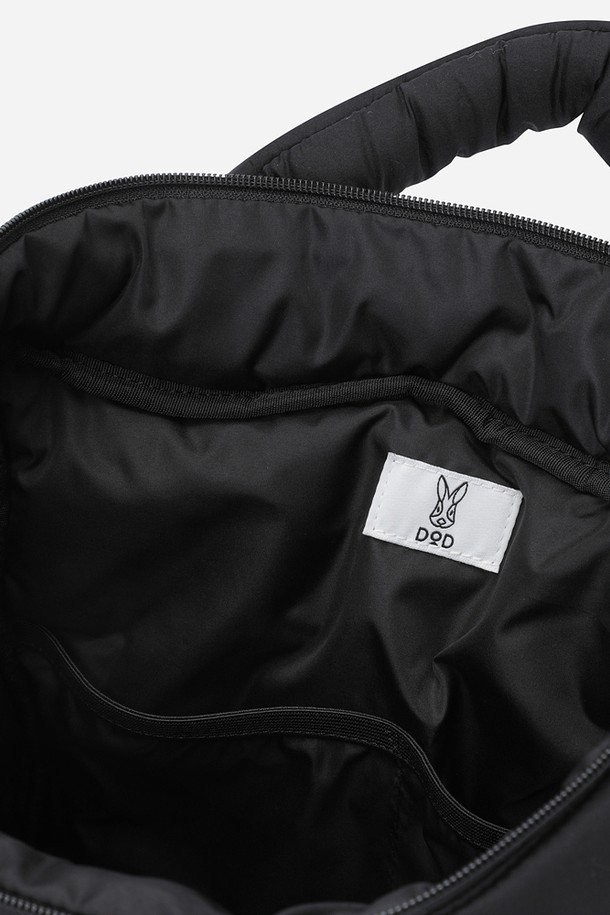 키노코 패딩 토트백(BLACK)은 남성을 위한 미디엄 사이즈 토트백입니다. 블랙 컬러의 무지 디자인에 나일론과 패딩 소재를 사용하여 미니멀하고 시크한 스타일을 연출합니다. 사각형 모양으로 수납 기능을 갖췄으며, 지퍼형 잠금 방식으로 내용물을 안전하게 보관할 수 있습니다. 숄더 스트랩이 있어 편리하며, 출근룩에 클래식한 분위기를 더해줍니다.
