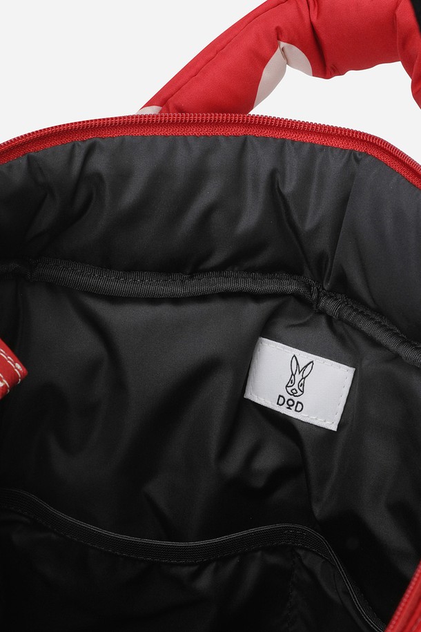 키노코 패딩 토트백(RED)은 캐주얼, 미니멀, 스포티 스타일을 즐겨 입는 남성을 위한 가방입니다. 여행, 휴가, 데이트룩에 어울리는 디자인으로, 부드러운 패딩 소재와 사랑스러운 도트 패턴이 특징입니다. 미디엄 사이즈의 사각 토트백으로, 숄더 스트랩과 지퍼형 잠금 방식으로 실용성을 더했습니다. 레드와 화이트 컬러 배색으로 산뜻함을 더했으며, 패딩 디테일이 돋보이는 디자인입니다. 가볍고 편안하게 들 수 있어 데일리백으로 활용하기 좋습니다.
