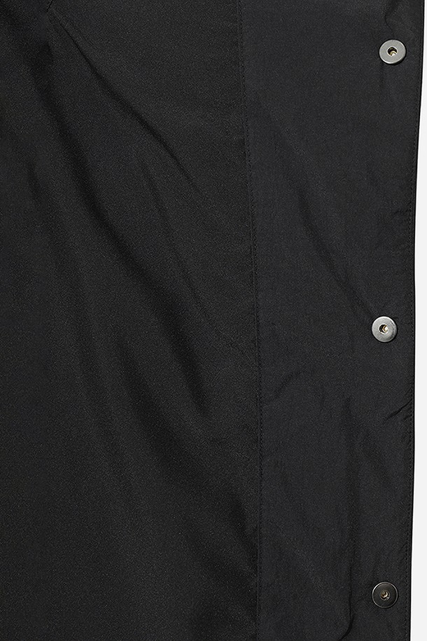 남성용 코나 라이트 D7 다운 재킷(BLACK)은 일상과 스포츠 활동에 모두 적합한 겨울용 아우터입니다. 가볍고 따뜻한 나일론 소재와 두꺼운 두께감으로 뛰어난 보온성과 방풍 기능을 제공합니다. 레귤러핏 디자인과 집업 스타일로 편안한 착용감을 선사하며, 캐주얼, 스포티, 미니멀 스타일을 소화하기 좋습니다. 무지 패턴의 블랙 컬러는 어떤 출근룩에도 무난하게 매치되어 활용도가 높습니다. 긴 소매 기장의 다운 재킷으로, 부드러운 촉감과 경량성을 겸비하여 활동적인 하루를 지원합니다.
