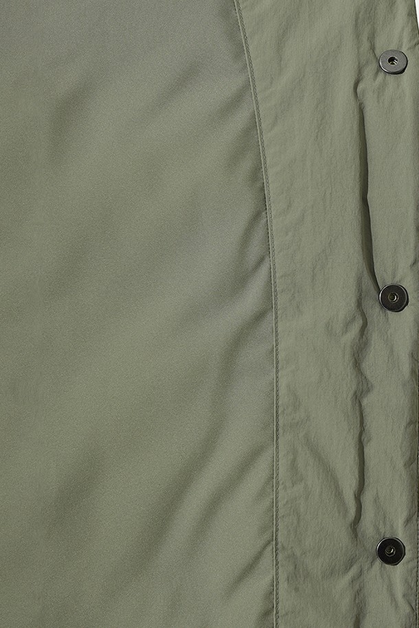 여성용 코나 라이트 D7 다운 재킷(KHAKI)은 일상과 아웃도어 활동 모두에 적합한 겨울철 필수 아이템입니다. 부드러운 촉감의 나일론 소재를 사용하여 편안한 착용감을 제공하며, 두꺼운 두께감으로 뛰어난 보온성을 자랑합니다. 경량 설계와 레귤러핏 디자인으로 활동성을 높였으며, 스포티하고 캐주얼한 스타일을 연출하기 좋습니다. 무지 디자인에 크롭 기장, 긴 소매와 스냅 여밈 방식을 적용하여 미니멀하면서도 세련된 분위기를 더합니다. 방풍 기능까지 갖춰 추운 날씨에도 따뜻하고 스타일리시하게 연출할 수 있습니다.
