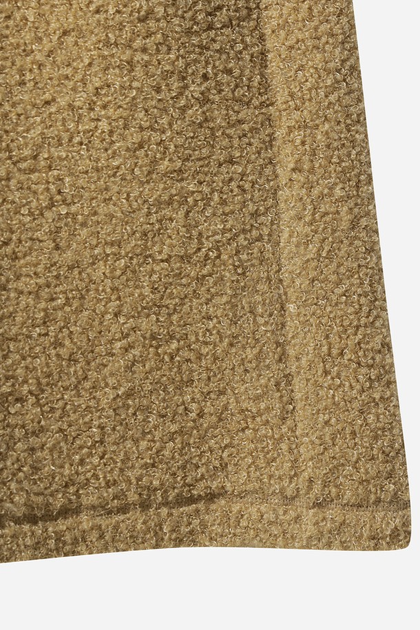 **여성) 플리스 슬리브리스 원피스(TAN)**는 포근한 플리스 소재로 제작되어 가을, 겨울철 따뜻하게 착용할 수 있는 여성용 슬리브리스 원피스입니다. 부드러운 촉감과 루즈핏으로 편안한 착용감을 선사하며, 하프넥 디자인으로 포근함을 더했습니다. 베이직하고 미니멀한 스타일로, 일상 및 캐주얼 룩 연출에 용이하며 집콕룩으로도 활용하기 좋습니다. 톤 다운된 TAN 컬러(베이지)는 어떤 아이템과도 잘 어울려 데일리 원피스로 활용하기 좋습니다. 양 옆 포켓 디테일로 실용성을 더했습니다.
