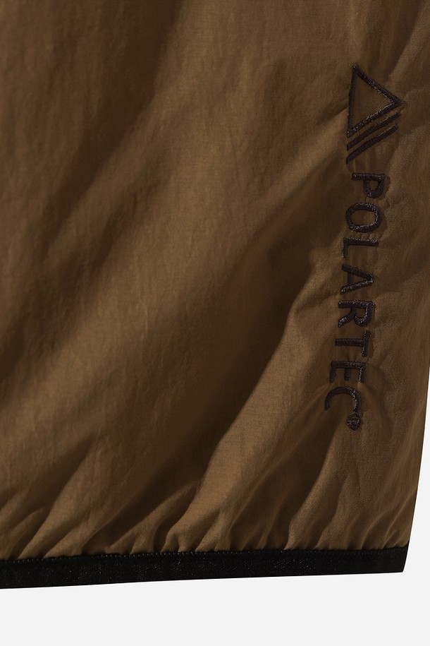 유니) 에센셜 파워필 패딩 베스트(L.BROWN)는 겨울철 캐주얼 및 스포티 스타일을 연출하기에 적합한 남녀 공용 패딩 베스트입니다. 라이트 브라운 컬러의 무지 디자인으로 어떤 옷에도 쉽게 매치할 수 있으며, 레귤러핏으로 편안한 착용감을 제공합니다. 두꺼운 두께감의 나일론 소재와 패딩 충전재를 사용하여 보온성을 높였으며, 민소매 집업 스타일로 간편하게 입고 벗을 수 있습니다. 캠핑룩이나 등산룩과 같은 야외 활동 시에도 활용하기 좋으며, 미니멀한 스타일을 선호하는 분들께 추천합니다.
