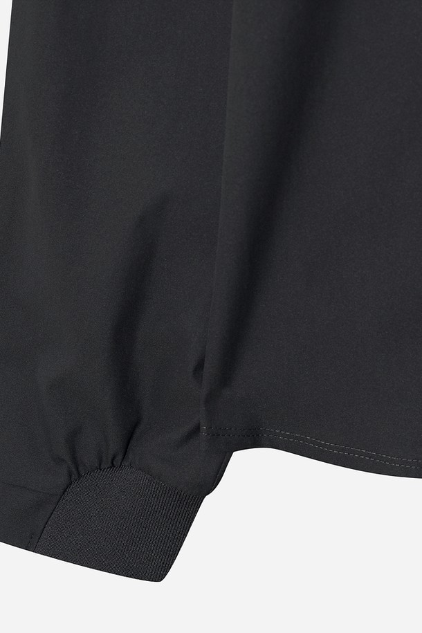 유니(UNI) 하이브리드 미니멀 셔츠(블랙)는 미니멀하고 클래식한 스타일을 추구하는 유니섹스 셔츠입니다. 차이나 칼라에 레귤러핏으로 제작되었으며, 봄, 가을에 착용하기 적합합니다. 무지 패턴의 반소매 셔츠로, 버튼 여밈 방식을 적용했습니다. 일상복으로 활용하기 좋은 디자인입니다.
