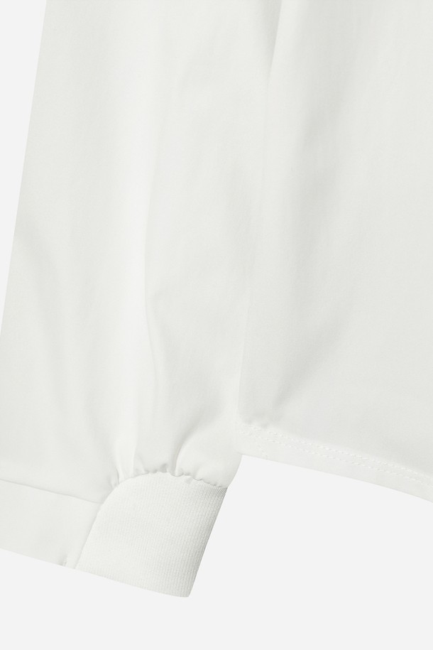 유니) 하이브리드 미니멀 셔츠(OFF WHITE 2)는 유니섹스 디자인으로, 봄, 여름, 가을에 활용하기 좋은 셔츠입니다. 부드러운 면 소재에 레귤러핏으로 제작되어 편안한 착용감을 선사하며, 얇은 두께감으로 시원하게 입을 수 있습니다. 오프화이트 컬러의 무지 디자인에 하이브리드 디테일을 더해 미니멀하면서도 세련된 스타일을 연출합니다. 출근룩, 데이트룩 등 다양한 TPO에 맞춰 미니멀, 클래식, 캐주얼 스타일로 코디할 수 있습니다.
