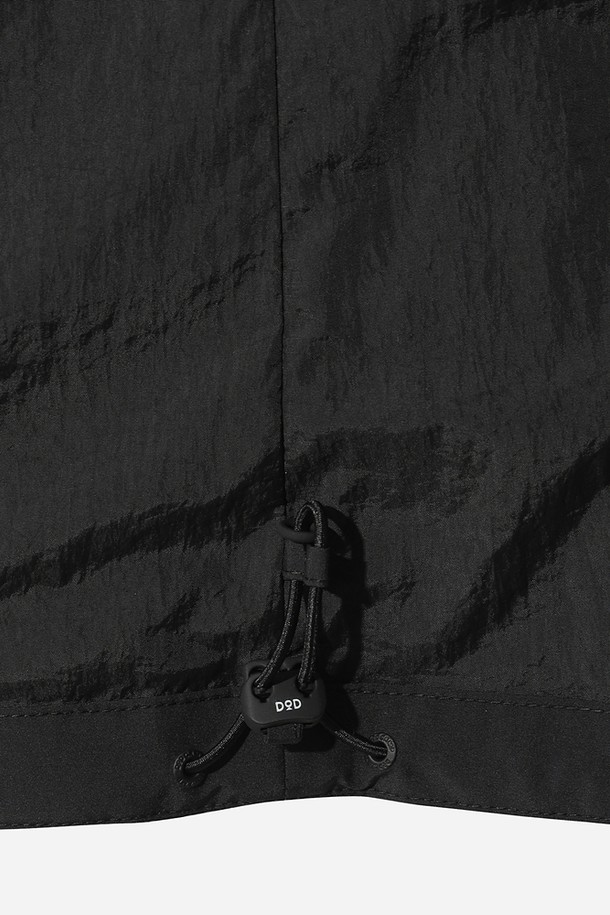 남성용 하우웨더 2L 재킷 (블랙)은 아웃도어 활동과 일상생활 모두에 적합한 자켓입니다. 방수 및 투습 기능이 있어 봄, 가을 변덕스러운 날씨에도 쾌적하게 착용할 수 있습니다. 레귤러핏으로 제작되었으며, 캐주얼하고 스포티한 스타일을 연출합니다. 무지 패턴의 블랙 컬러는 어떤 옷에도 쉽게 매치할 수 있으며, 집업 여밈 방식으로 간편하게 착용 가능합니다. 여행, 산책, 등산 등 다양한 TPO에 활용할 수 있는 실용적인 아이템입니다.
