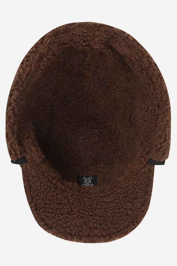 코나 트루퍼 캡(BLACK)은 부드러운 플리스 소재로 제작되어 깊은 모자 깊이와 두꺼운 두께로 따뜻함을 제공하는 겨울철 방한 모자입니다. 블랙 컬러의 무지 디자인으로 캐주얼, 미니멀, 클래식 스타일 모두 소화 가능하며, 남녀 공용으로 착용할 수 있습니다. 특히 귀덮개와 턱끈이 있어 찬 바람으로부터 얼굴을 보호하고 안정적인 착용감을 선사합니다. 트루퍼 캡 디자인은 보온 기능과 함께 스타일리시함까지 놓치지 않아 겨울철 데일리룩에 포인트를 더해줍니다. 
