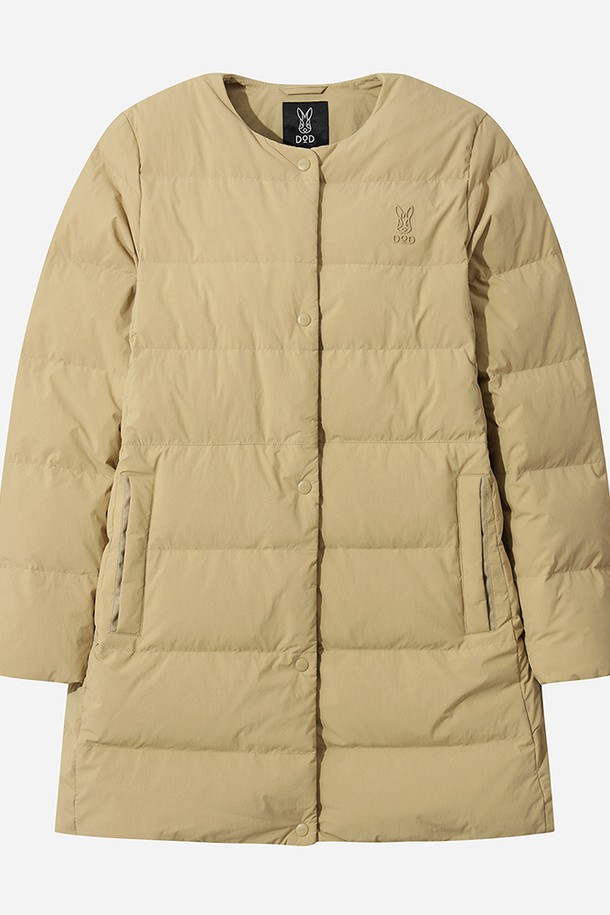 여성) 코나 라이트 D7 미들 다운 재킷(TAN)은 겨울철 출근룩에 적합한 레귤러핏 다운 재킷입니다. 미니멀하고 베이직한 스타일로, 어떤 옷에도 쉽게 매치할 수 있습니다. 톤(TAN) 컬러의 무지 디자인에 두꺼운 두께감으로 보온성을 높였습니다. 부드러운 나일론 소재와 퀼팅, 패딩 안감으로 편안한 착용감을 선사하며, 집업 여밈 방식과 긴 소매 기장으로 활동성을 더했습니다.

