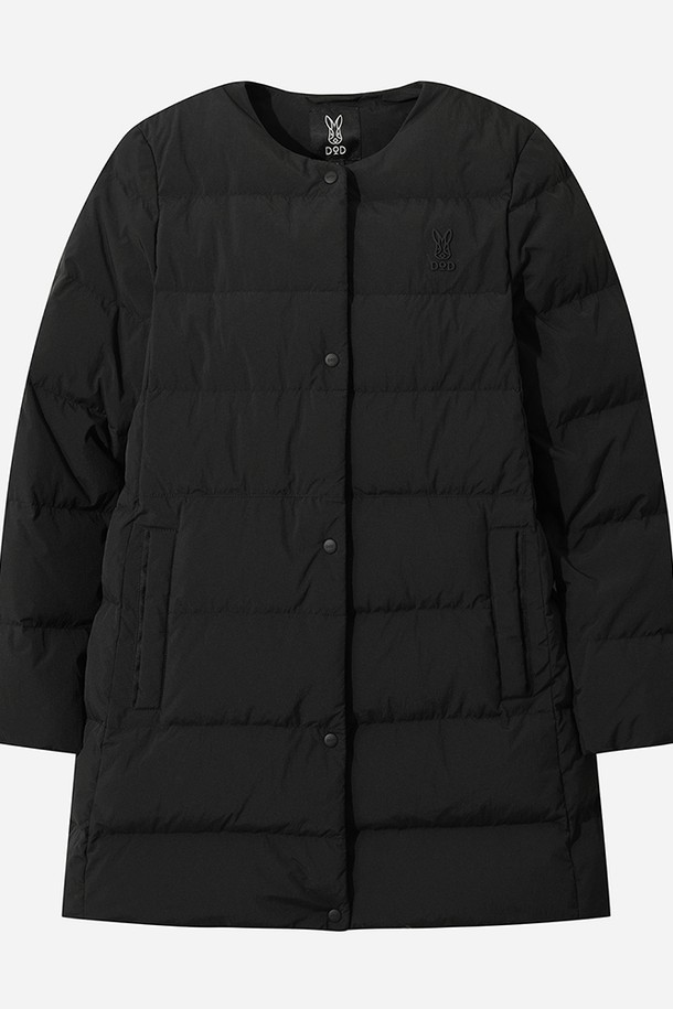 여성) 코나 라이트 D7 미들 다운 재킷(BLACK)은 추운 겨울철 일상과 출근룩에 적합한 여성용 다운 재킷입니다. 미니멀하고 베이직한 스타일의 무지 디자인으로, 다양한 스타일에 매치하기 용이합니다. 나일론 소재로 제작되어 부드러운 촉감을 제공하며, 퀼팅 디테일이 돋보이는 숏패딩 스타일입니다. 두꺼운 두께감과 긴 소매 기장으로 보온성을 높였으며, 버튼 여밈 방식으로 간편하게 착용할 수 있습니다. 경량 패딩 안감으로 가볍고 편안한 착용감을 선사합니다.
