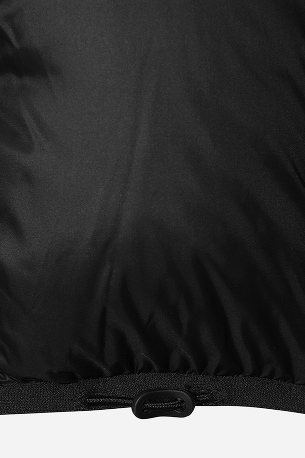 유니) 코어 D7 다운 자켓은 겨울철 일상 및 스포츠 활동에 적합한 유니섹스 스타일의 숏패딩입니다. 카키 컬러의 무지 디자인으로, 스포티, 캐주얼, 미니멀한 스타일을 연출할 수 있습니다. 두꺼운 두께감과 부드러운 촉감의 나일론 소재를 사용하여 보온성과 방풍 기능을 제공합니다. 오버핏으로 제작되어 편안한 착용감을 선사하며, 등산룩, 캠핑룩 등 다양한 TPO에 활용 가능합니다. 긴 소매, 집업 여밈 방식, 패딩 안감으로 따뜻함을 더했습니다.
