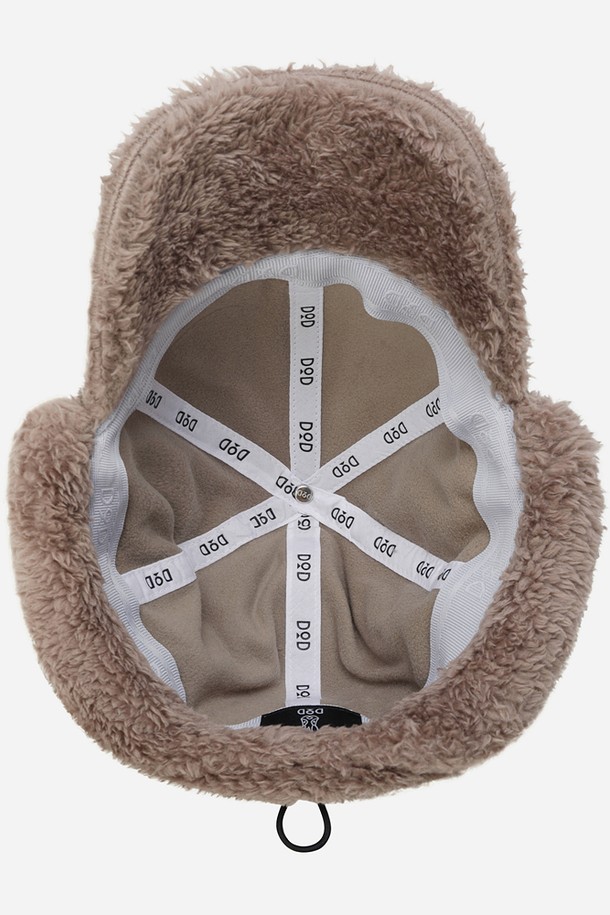 "래빗 보아 플리스 트루퍼(TAN)"는 부드러운 촉감의 폴리에스터 소재로 제작된 방한용 트루퍼 모자입니다. 탄(TAN) 컬러에 귀와 뒷목을 덮는 디자인으로, 캠핑룩 및 겨울 데일리룩에 스타일리시함을 더합니다. 두꺼운 두께감과 방한, 방풍 기능을 갖춰 추운 날씨에도 따뜻함을 유지해 줍니다. 모자 깊이 18cm, 챙 넓이 7cm, 시그니처 레빗 로고가 특징이며, 캐주얼, 클래식, 고프코어 스타일을 모두 소화할 수 있습니다. 유니크한 디자인의 트루퍼 햇으로 겨울철 따뜻함과 스타일을 동시에 잡으세요.
