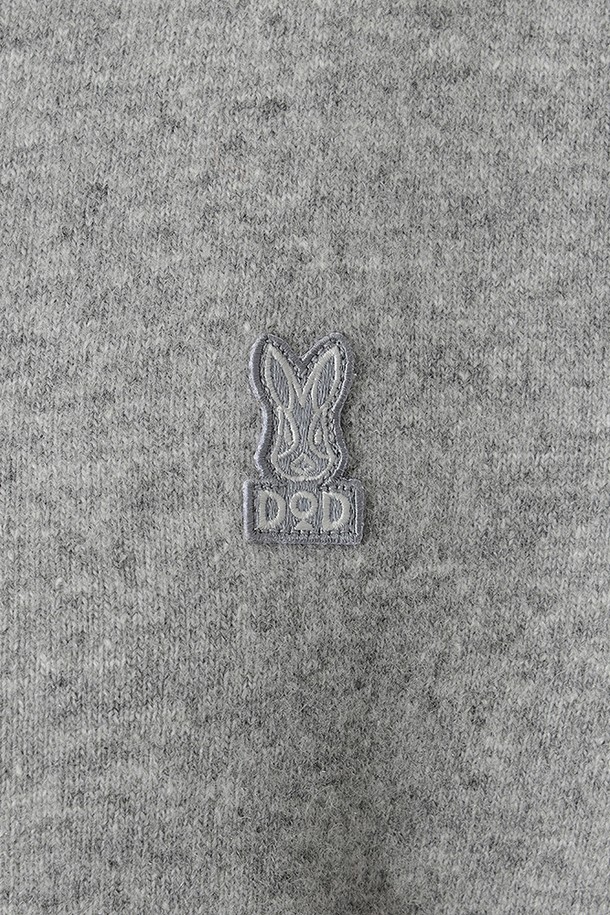 여성) 어반스루 에션셜 가디건(MELANGE GREY STANDARD)은 멜란지 그레이 컬러의 부드러운 니트 소재 가디건입니다. 봄, 가을에 어울리는 얇은 두께의 긴 소매 라운드넥 가디건으로, 미니멀하고 베이직한 스타일을 연출합니다. 레귤러핏으로 제작되었으며, 크롭 기장과 버튼 여밈 방식을 특징으로 합니다. 어반 캐주얼 스타일을 완성하는 데 적합하며, 다양한 룩에 활용하기 좋은 아이템입니다.
