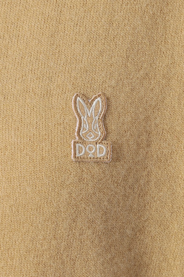 여성) 어반스루 에션셜 가디건(TAN)은 미니멀하고 베이직한 스타일의 여성용 가디건입니다. 부드러운 니트 소재로 제작되어 봄, 가을에 얇게 걸치기 좋으며, 레귤러 핏과 라운드넥 디자인으로 편안한 착용감을 선사합니다. 크롭 기장과 버튼 여밈 디테일이 특징이며, 무지 패턴의 TAN 컬러로 다양한 룩에 활용하기 좋습니다. 긴 소매 디자인으로 간절기 날씨에 유용하게 착용할 수 있습니다.
