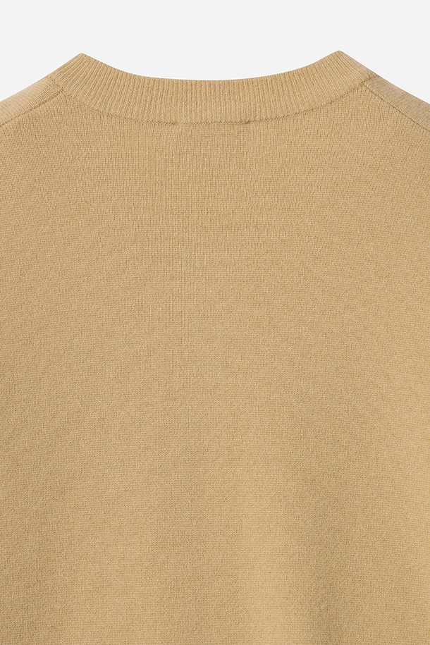 유니) 어반스루 에센셜 가디건(TAN)은 봄, 가을에 어울리는 유니섹스 상의입니다. 부드러운 니트 소재로 제작되어 편안한 착용감을 선사하며, 레귤러 핏과 얇은 두께로 자연스러운 실루엣을 연출합니다. 베이직하고 캐주얼한 스타일로 다양한 룩에 활용하기 좋으며, 특히 출근룩에 미니멀하고 클래식한 분위기를 더해줍니다. 라운드넥과 긴 소매 디자인으로 깔끔함을 더한 무지 가디건입니다.
