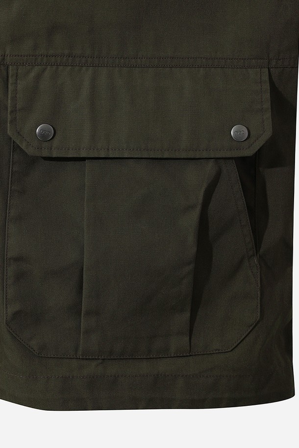 유니) 필드 재킷(KHAKI)은 밀리터리, 캐주얼 스타일을 아우르는 유니섹스 디자인의 필드 재킷입니다. 봄, 가을에 적합하며, 일상 및 아웃도어 활동에 모두 활용할 수 있습니다. 카키 컬러의 무지 디자인에 레귤러 핏으로, 버튼 여밈 방식과 중간 두께감으로 제작되었습니다. 뻣뻣한 면 소재로 제작되었으며, 넉넉한 수납을 위한 포켓과 후드가 디자인되어 실용성을 더했습니다. 출근룩, 캐주얼, 클래식, 워크웨어 스타일을 즐겨 입는 분들께 추천합니다.
