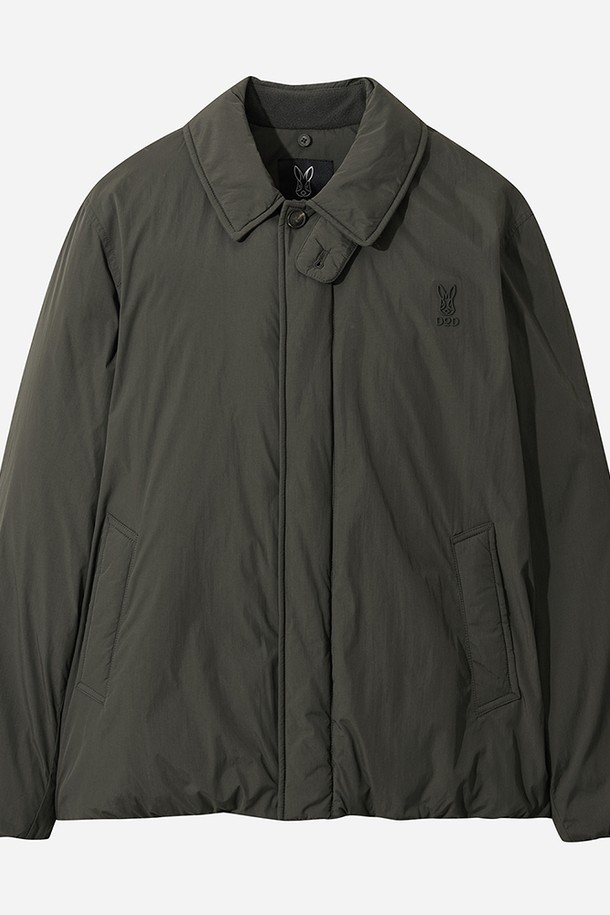 남성용 코나 하이웜 D7 플리스 카라 다운 재킷 (D.CHARCOAL GREY)입니다. 부드러운 플리스 소재로 제작되어 두꺼운 두께감과 포근한 촉감을 선사하며, 겨울철 추위로부터 몸을 따뜻하게 보호해 줍니다. 일상, 스포츠 활동에 모두 적합하며, 캐주얼, 스포티, 미니멀 스타일을 연출할 수 있습니다. 차콜 그레이 컬러의 무지 디자인에 레귤러핏으로 제작되어 출근룩이나 캠핑룩 등 다양한 TPO에 활용 가능합니다. 집업 방식, 긴 소매 기장, 카라 디테일이 돋보이는 다운 자켓입니다.
