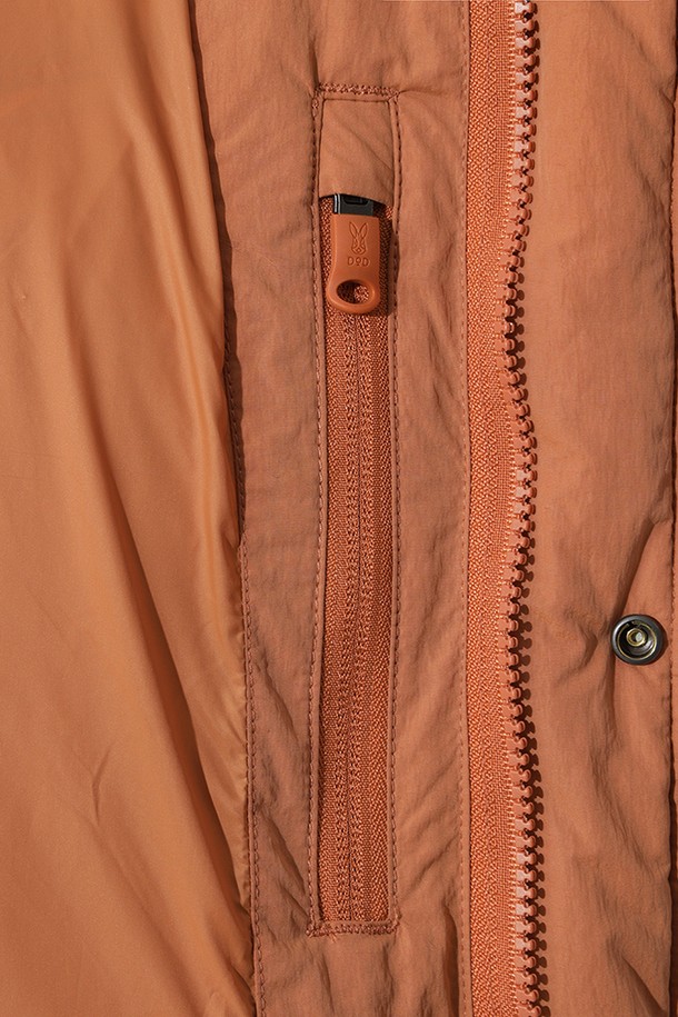 남성용 어베인 D7 다운 재킷(D.ORANGE)은 겨울철 추위를 효과적으로 막아주는 방풍 및 보온 기능을 갖춘 숏패딩입니다. 부드러운 촉감의 나일론 소재와 레귤러핏으로 제작되어 편안한 착용감을 선사하며, 일상 및 스포츠 활동 모두에 적합합니다. 스포티하면서도 캐주얼한 스타일을 연출하며, 후드 디자인과 집업 여밈 방식으로 실용성을 더했습니다. 선명한 오렌지 컬러와 무지 패턴으로 어떤 옷에도 쉽게 매치할 수 있어 활용도가 높습니다. 긴 소매 기장의 두꺼운 다운 재킷으로, 한겨울에도 따뜻하게 몸을 보호해줍니다.
