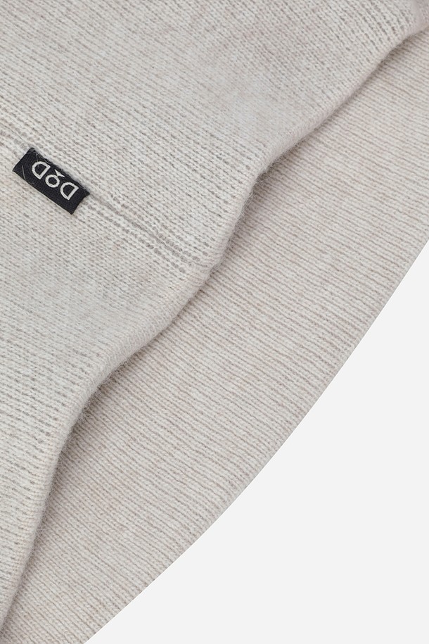 아이보리 & 다크 컬러의 램스울 자가드 비니입니다. 부드러운 촉감과 두꺼운 두께로 가을, 겨울철 보온성을 책임집니다. 캐주얼, 미니멀, 클래식 스타일의 옷차림에 잘 어울리며, 출근룩이나 데이트룩에 포인트를 더할 수 있습니다. 램스울 소재 특유의 고급스러움과 자가드 패턴의 은은한 멋을 느껴보세요. 일반적인 모자 깊이로 편안하게 착용 가능합니다.
