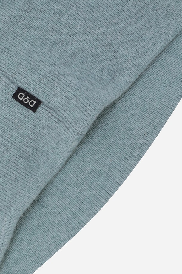 부드러운 램스울 소재로 제작된 램스울 자가드 비니(MINT)입니다. 가을, 겨울 시즌에 따뜻하게 착용하기 좋은 두꺼운 두께감의 비니로, 일상복에 클래식, 미니멀, 캐주얼 스타일을 더해줍니다. 민트 컬러와 자가드 패턴이 돋보이는 디자인으로, 부드러운 촉감을 선사합니다. 남녀 공용으로 착용 가능하며, 일반적인 모자 깊이로 편안하게 착용할 수 있습니다.
