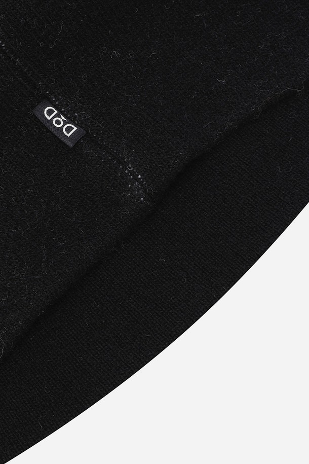 블랙 컬러의 램스울 자카드 비니입니다. 부드러운 촉감과 두꺼운 두께로 가을, 겨울철 보온성을 높여줍니다. 자카드 패턴 디자인이 돋보이며, 일반적인 깊이로 제작되어 편안하게 착용할 수 있습니다. 클래식, 미니멀, 캐주얼 스타일 모두 소화 가능하며, 출근룩과 산책룩에 잘 어울립니다.
