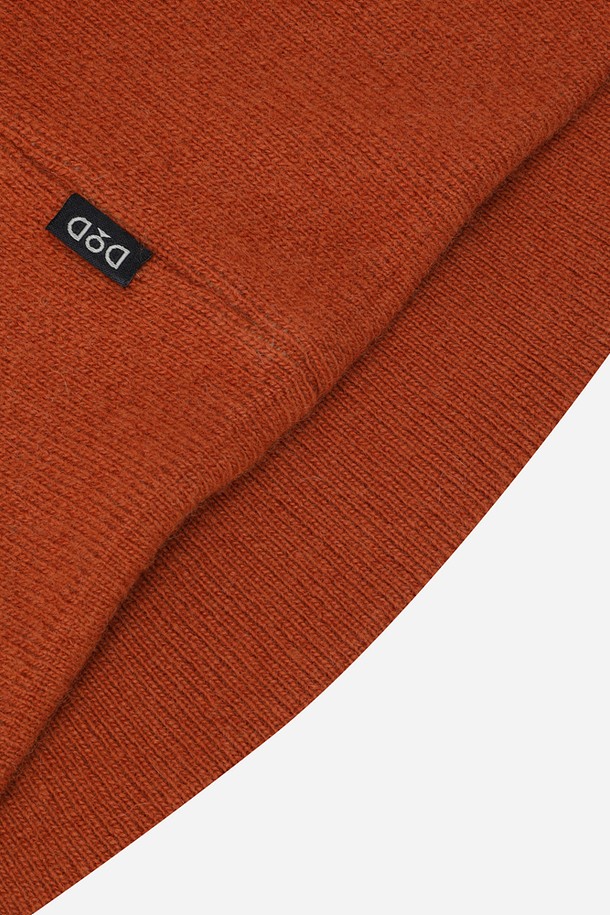 부드러운 램스울 소재의 램스울 자가드 비니(D.ORANGE)입니다. 남녀 모두 착용 가능하며, 가을과 겨울에 따뜻하게 착용할 수 있습니다. 톤 다운된 오렌지 색상으로 캐주얼, 미니멀, 클래식 스타일의 출근룩에 포인트를 더합니다. 자가드 패턴과 로고 디자인 장식이 은은한 멋을 더하며, 두꺼운 두께감으로 보온성을 높였습니다. 일반적인 모자 깊이로 편안하게 착용할 수 있습니다.
