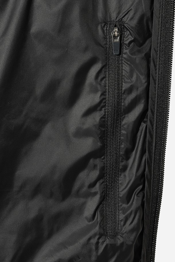 남성용 보일러 후드 경량 다운 재킷(블랙)은 겨울철 추위를 효과적으로 막아주는 아우터입니다. 일상생활과 스포츠 활동 모두에 적합하며, 스포티하고 캐주얼한 스타일을 연출합니다. 가볍고 부드러운 나일론 소재를 사용하여 편안한 착용감을 제공하며, 보온성이 뛰어나 겨울철 등산룩이나 캠핑룩으로 활용하기 좋습니다. 레귤러핏 디자인과 집업 여밈 방식으로 활동성을 높였으며, 무지 패턴의 블랙 컬러로 미니멀한 스타일을 완성합니다. 후드가 있어 더욱 따뜻하게 착용할 수 있습니다.
