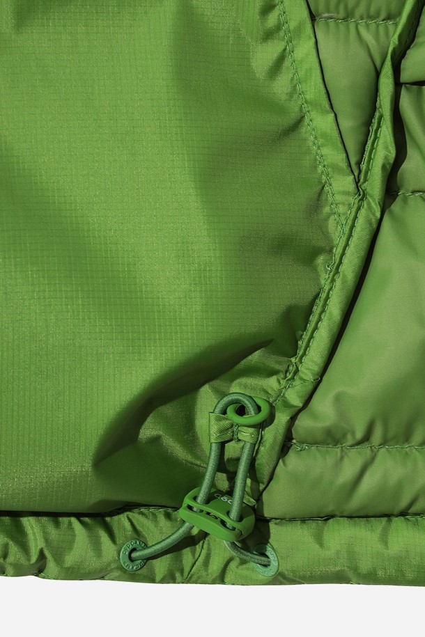 남성용 보일러 후드 경량 다운 재킷(GREEN)입니다. 가볍고 부드러운 나일론 소재로 제작되어 편안한 착용감을 선사합니다. 겨울철 일상 및 스포츠 활동에 적합하며, 스포티하고 캐주얼한 스타일을 연출합니다. 무지 디자인에 크롭 기장과 집업 여밈 방식, 레귤러 핏으로 제작되었습니다. 가볍고 따뜻한 보온 기능을 제공하는 경량 패딩 재킷입니다.
